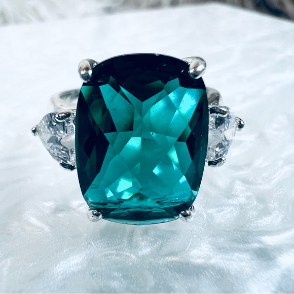 Gorgeous Silvertone with emerald green center costume statement, size 7 … - Picture 9 of 10